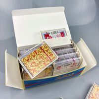 Cartes à jouer de poker personnalisées OEM en papier écologique, finition huilée, longue durée, anti-décoloration, pour soirées de jeux en famille et tournois, avec boîte en papier à coins arrondis