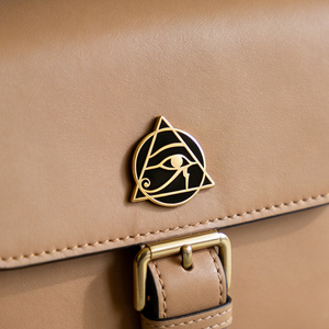 Pin de Solapa Personalizado de Alta Calidad con Ojo de Horus Egipcio, Acabado Negro Dorado Misterioso, Diseño de Esmalte Popular al por Mayor, Hecho para Durar - Product Image 2