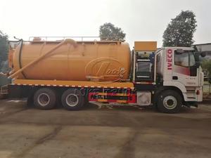 Camion-citerne à jet d'aspiration sanitaire SAIC‑1VECO HONGYAN 6x4, moteur Yuchai 8L, pompe à vide à anneau d'eau auxiliaire, pompe HPP 350L/min - Product Image 2