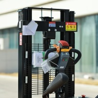 Chariot élévateur électrique multifonctionnel avec garantie d'un an pour le stockage en hauteur dans le commerce de détail