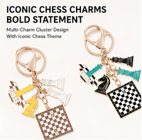Porte-clés en métal au design d'échecs internationaux avec breloques émaillées (cavalier, tour, pions) – Cadeau amusant pour les joueurs d'échecs et les membres de clubs d'échecs