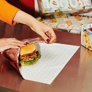 Papier d'emballage en papier nid d'abeille en aluminium avec logo personnalisé, qualité alimentaire, résistant à l'huile, recyclable, pour la charcuterie, les hamburgers et les plats à emporter, écologique - Product Image 5