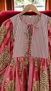 Mini robe mi-longue à rayures marron faite à la main imprimée de blocs de tigre, col profond, matière respirante en soie d'été pour adultes africains - Product Image 3