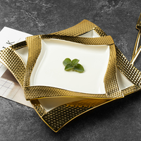 Assiettes en céramique de luxe modernes en gros avec bord doré et décorations en porcelaine dorée en relief pour mariage