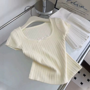 Haut tricoté à manches courtes pour femme, coupe ajustée, doux, épaules dénudées, col carré, blanc, en maille côtelée, idéal pour l'été - Product Image 1