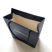 Sac de shopping et d'emballage cadeau en papier recyclable personnalisé avec votre propre logo, avec poignée découpée pour vêtements, pour boutique