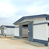 Construction clé en main d'une ferme ovrique, hangar à chèvres en structure métallique avec système d'arrosage par aspersion et système de ramassage des excréments