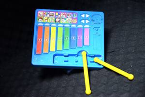 Juego <span class=keywords><strong>de</strong></span> instrumentos musicales educativos <span class=keywords><strong>de</strong></span> xilófono <span class=keywords><strong>de</strong></span> Piano 2 en 1 con 8 escalas <span class=keywords><strong>de</strong></span> teclas multicolores y cancionero para niños - Product Image 5