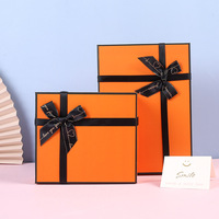 Boîte cadeau rigide magnétique en papier enduit orange de luxe avec matériaux recyclés pour chaussettes, emballage personnalisé avec logo