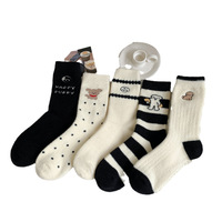 Chaussettes d'automne et d'hiver : mignon chien de dessin animé pour filles, chaussettes mi-mollet chaudes en polaire et épaisses, chaussettes de sol pour la maison, chaussettes de sommeil