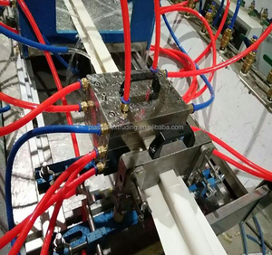Machine de fabrication de panneaux muraux en vinyle <span class=keywords><strong>PVC</strong></span>, ligne de production d'extrusion de panneaux de <span class=keywords><strong>plafond</strong></span> en plastique, panneaux muraux en vinyle - Product Image 3