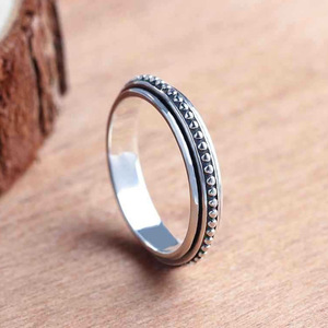 Elegante Anello Minimalista Nero Opaco, Design Semplice, Gioiello da Donna alla Moda per Uso Quotidiano, Regalo Chic - Product Image 2