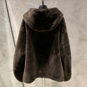 Cappotto Invernale da Donna con Cappuccio in Pelliccia Naturale di Agnello Marrone Scuro Cioccolato - Product Image 2