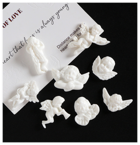 Pop stile barocco bianco piccolo angelo del bambino in resina <span class=keywords><strong>con</strong></span> ciondolo a forma di ala cabochon a schiena piatta per ciondolo collana di gioielli all'ingrosso alla rinfusa - Product Image 1