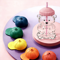 ZB Wholesale Custom 600ml 20oz Tasse en verre borosilicate en forme d'ours en peluche avec couvercle casquette de baseball, mignonne tasse de dessin animé pour jus, lait et thé