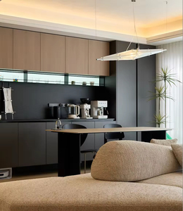 Meuble de cuisine moderne en bois massif de style luxe personnalisé avec îlot central et rangement intégré pour espace cuisine-salon - Product Image 2