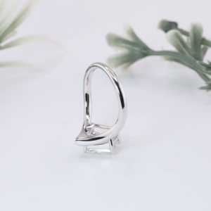 Anillo de compromiso de diamante cultivado en laboratorio con corte princesa, diseño de cometa, banda curva en V, anillo solitario de oro blanco para mujer - Product Image 3