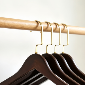 Cintres en bois massif personnalisés pour hôtels, avec crochet doré et barre antidérapante, vente en gros à prix abordable - Product Image 3