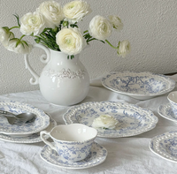 Service de vaisselle en porcelaine bleue éco-responsable, style victorien français, ajouré et ajouré de motifs en dentelle, comprenant assiettes à dessert, bol à soupe, tasse et soucoupe