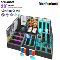 Équipement de terrain de jeu commercial : trampoline intérieur et panneaux sensoriels interactifs pour une récréation captivante des enfants