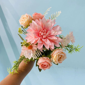 Ramo de Flores Artificiales de Dalia y Rosa de Tacto Suave, Flores de Seda Hechas a Mano para Decoración de Bodas y Hogar - Product Image 3