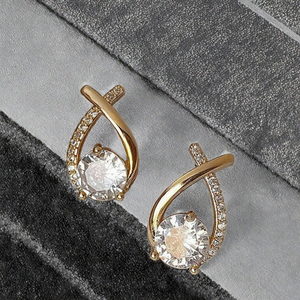 Boucles d'oreilles clous plaquées or avec moissanite et perle imitation, sertissage griffe, design géométrique pour femme, style tendance anniversaire - Product Image 2