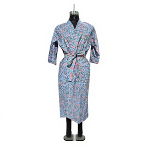 Bata de dormir informal de algodón 100% transpirable con estampado floral para mujer, manga tres cuartos, cuello en V, largo completo, con logo frontal, ideal para verano. - Product Image 1