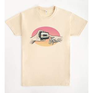 T-shirt Creation Rewind colore crema con design a cassetta retrò, vestibilità unisex - Product Image 1