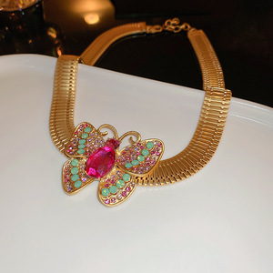 2024 nueva llegada Medieval diamante mariposa serpiente hueso collar arte Retro Palacio cadena collar Rosa cristal gargantilla collares - Product Image 4