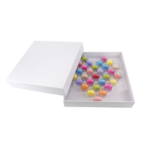 Maßgefertigte Luxus-Macaron-Geschenkbox aus Hartkarton für 30 Macarons mit Einlagen