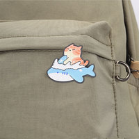 Broche en émail chat mignon montant sur requin, motif dessin animé océanique, pour décoration de sac à dos