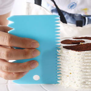Juego de 3 raspadores de mantequilla para pasteles, herramienta multifuncional de plástico no tóxico para hornear y decorar pasteles - Product Image 5