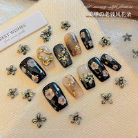 50 pièces de breloques pour ongles 3D souples sculptées en forme de fleur, 6-9 mm, style Old Money, décorations d'ongles rétro dorées mélangées, accessoires de manucure DIY avec diamants