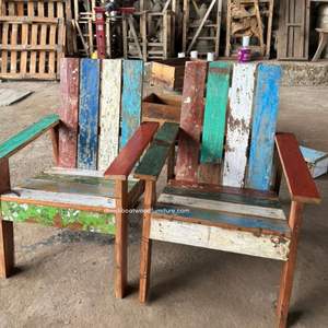 Chaise de bateau en bois recyclé, couleur originale, avec dossier et accoudoirs, idéale pour le jardin, la terrasse et une utilisation intérieure ou extérieure. - Product Image 3