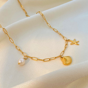 Collana in Acciaio Inossidabile Stile Oceano con Conchiglie, Perle e Stelle Marine, Gioielli in Titanio Placcato Oro 18K - Product Image 4