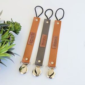 Clips Duraderos para Chupetes de Cuero PU, con Logotipo Personalizado, Soporte para Chupetes, Regalo Simple para Bebés - Product Image 1