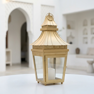 Lanterne à bougie en métal doré de designer, dernière collection, pour la décoration de la maison et des tables de mariage - Product Image 1