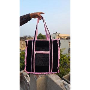 Sac de voyage matelassé en coton fait main, léger, intérieur spacieux, design durable avec impression traditionnelle, idéal pour les voyages - Product Image 3