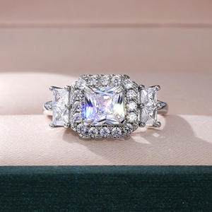 Anillo de Diamantes con Corte Princesa F737 en Oro Blanco para Mujer, Anillo de Compromiso con Diamante Sintético Cultivado en Laboratorio, Diseño Halo - Product Image 6