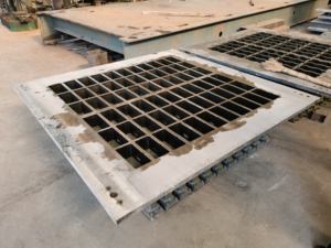 Machine à briques autobloquantes HF18 Hongfa, automatique, fabriquée à partir de matériaux bruts en béton, ciment et pierres concassées - Product Image 1