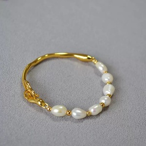 패션 불규칙 황동 18K 금도금 뱅글 공장 도매 담수 바로크 진주 패션 고급 여성용 뱅글 - Product Image 6