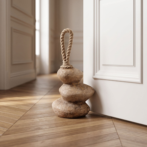Este tope de puerta de Home Basket Bali está hecho de guijarros apilados de color crema natural, con un diseño cerámico. - Product Image 2