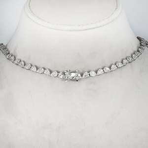 Collar de Diamantes en Forma de Enredadera en Oro Blanco de 14K, Diseño Atemporal, Joyería de Lujo para Mujer, Disponible a Buen Precio - Product Image 1