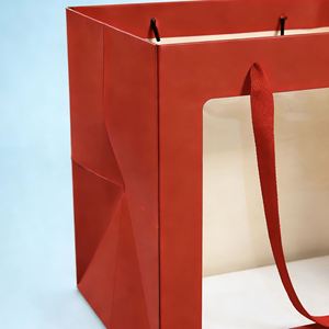 Bolsa de Regalo Roja de Lujo con Asas Personalizadas y Ventana Transparente, Especialmente Diseñada para Empaque de Ramos y Regalos - Product Image 2