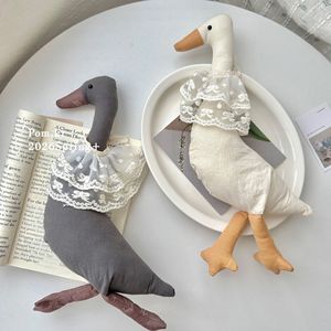Peluche Canard en Lin Élégant avec Col en Dentelle et Écharpe Brodée, Jouet Décoratif pour la Maison - Product Image 6