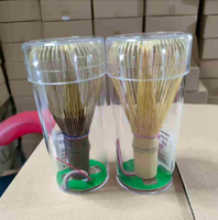 Fouet à matcha artisanal écologique durable avec logo, manche long en bambou fin doré, fouet moderne en céramique pour café et thé