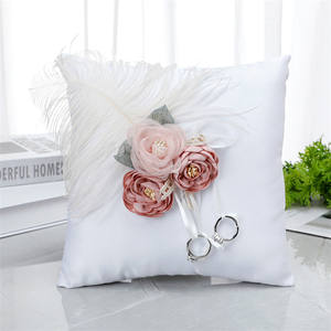 Cuscino Portafedi Nuziali in Stile Romantico Occidentale, Bianco con Fiori Artificiali e <span class=keywords><strong>Piume</strong></span>, 20x20cm, Porta Anelli Quadrato per la <span class=keywords><strong>Sposa</strong></span> - Product Image 1