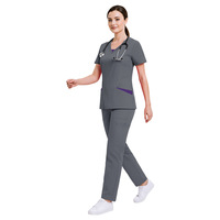 Ensembles d'uniformes médicaux pour femmes : Haut contrastant à col en V et pantalon à cordon de serrage, en tissu respirant pour l'été, personnalisables pour les marques.