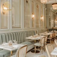 Mobilier de restaurant Ron Group : banquette en velours, table carrée en marbre, chaise personnalisée pour restaurant