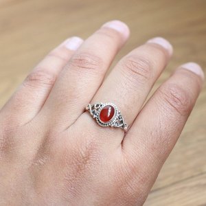 Bague en cornaline rouge en argent sterling Design minimaliste Pierres précieuses naturelles Bijoux faits à la main Bague bohème pour elle - Product Image 1